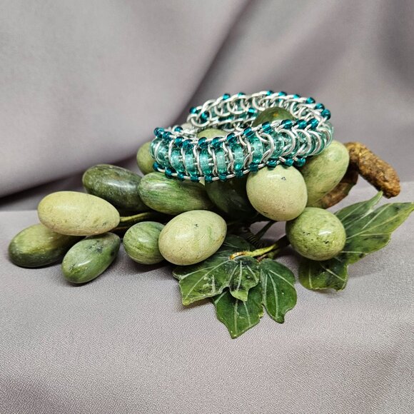 NWOT Bracelet of Seafoam Czech Glass Rings, & Aluminum Rings Handmade 6" - Picture 6 of 13
